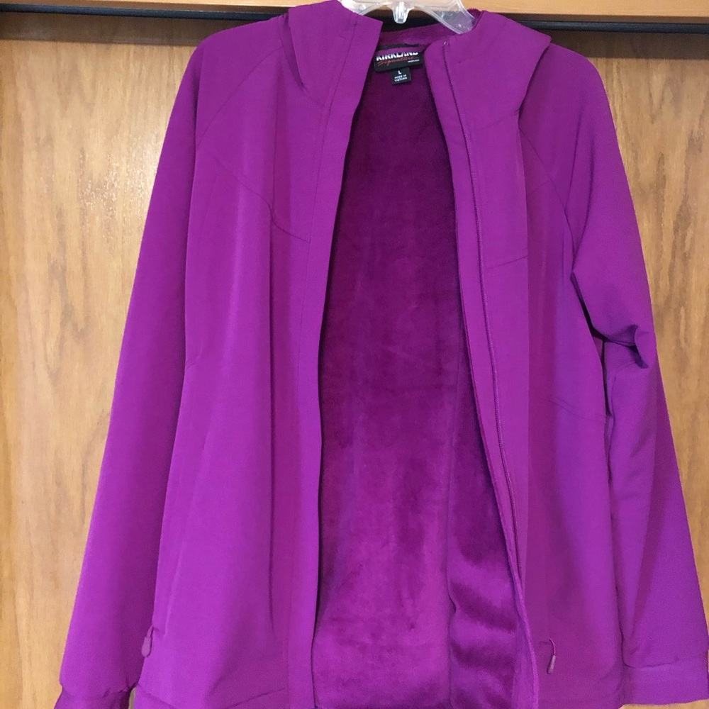 Size large, warm, soft fleece inside, stretchy material on the outside, hooded